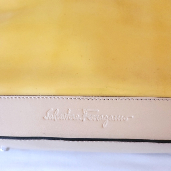 $2,000 FERRAGAMO LIMITED STRUCTURED TOTE - Picture 3 of 12